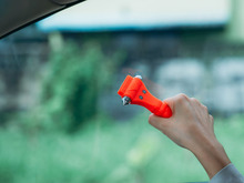 もしも水没する車の中に閉じ込められてしまった場合は！脱出する方法＆車に備えておきたい非常用グッズ