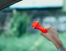 もしも水没する車の中に閉じ込められてしまった場合は！脱出する方法＆車に備えておきたい非常用グッズ