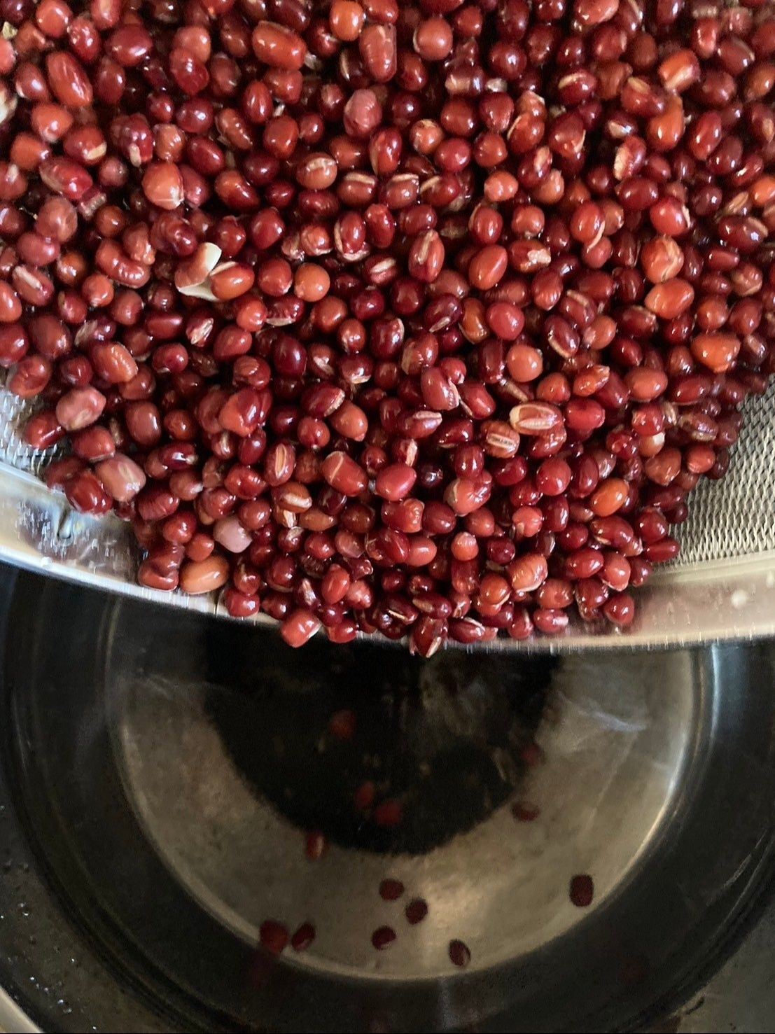 鍋に新しく水を入れて、小豆を入れてから火をつけます♪