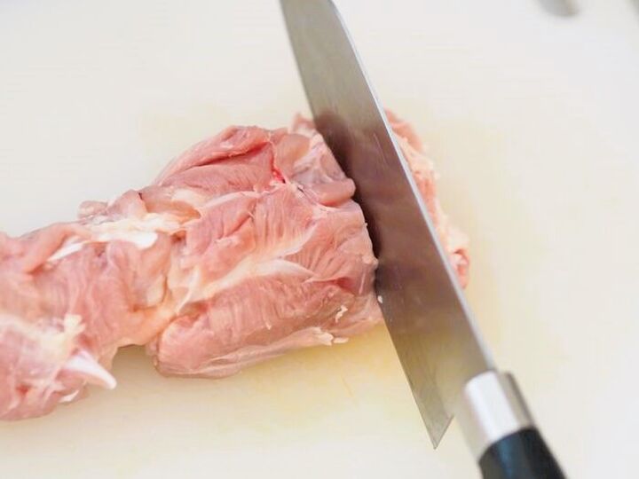 鶏肉を"皮付きのまま"キレイに切る方法。包丁1本でできる超簡単な裏ワザです♪