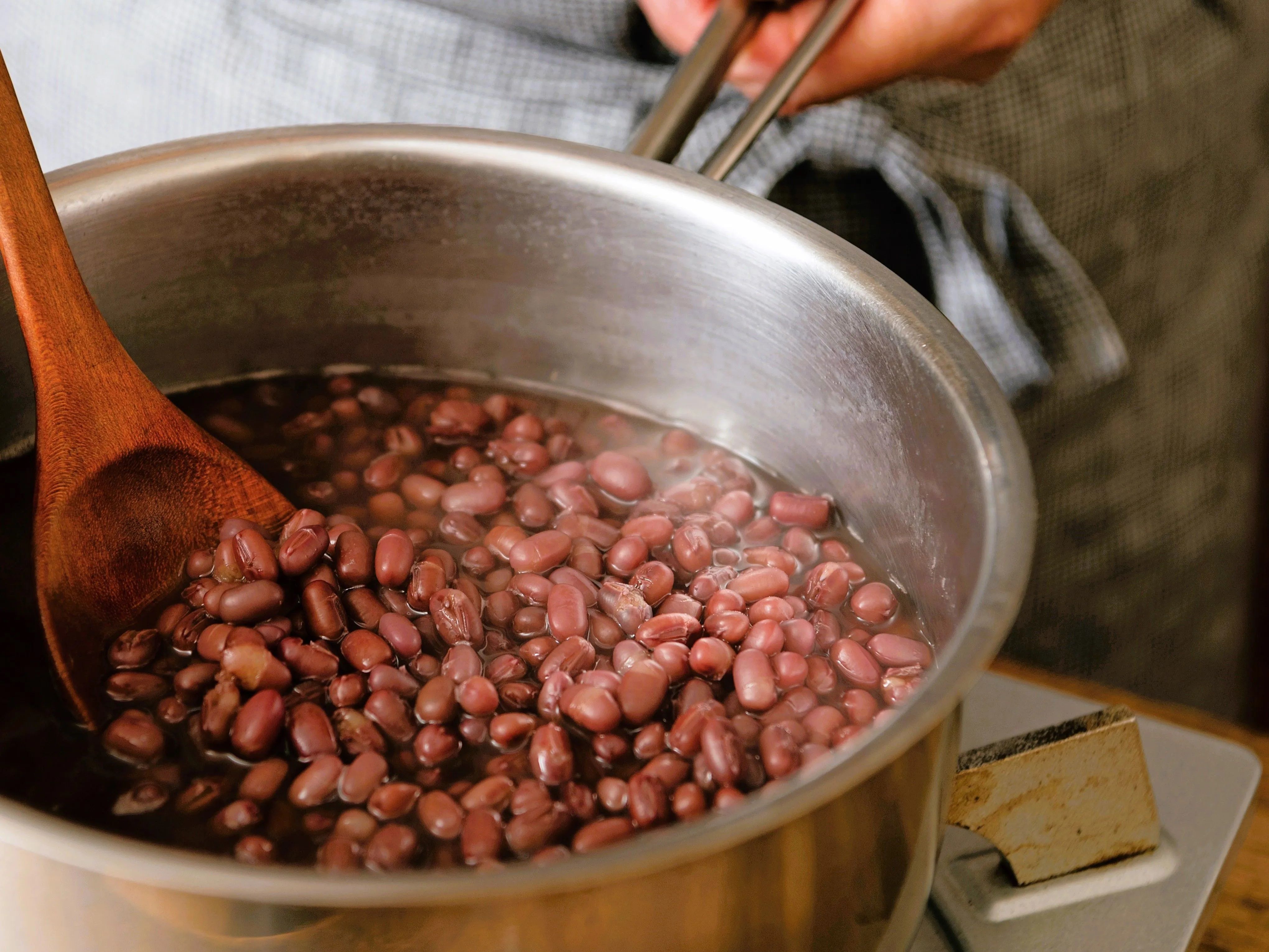 【70歳の一人暮らし】ゆとりがある今だからこそ豆を煮る。思い立ったらすぐ作れる「あずきの甘煮」レシピ