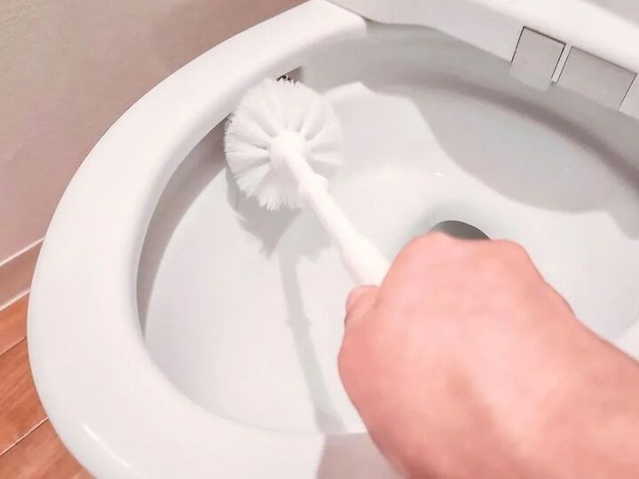 やっちゃダメーー!!実は逆効果な「トイレ掃除」NG行動。どんどん汚くなっちゃいますよ…!