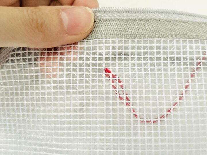 100均透明ポーチに『刺繍っぽいこと』をするだけで→超かわいく大変身!初心者でもできました♡