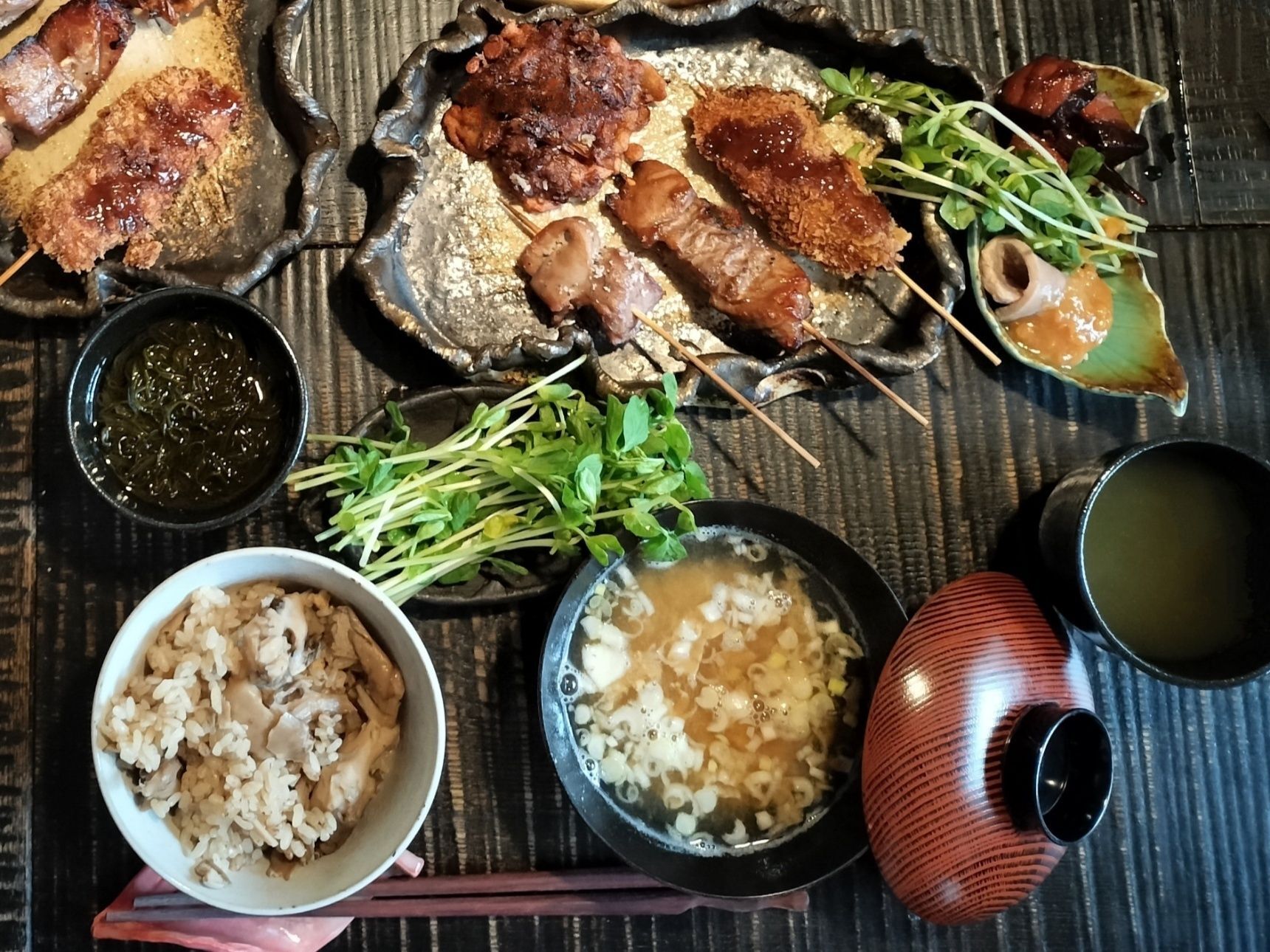 一汁三菜！ヘルシーで栄養バランスの良い食事！ダシの効いたお味噌汁！主菜は、本まぐろ6種盛り