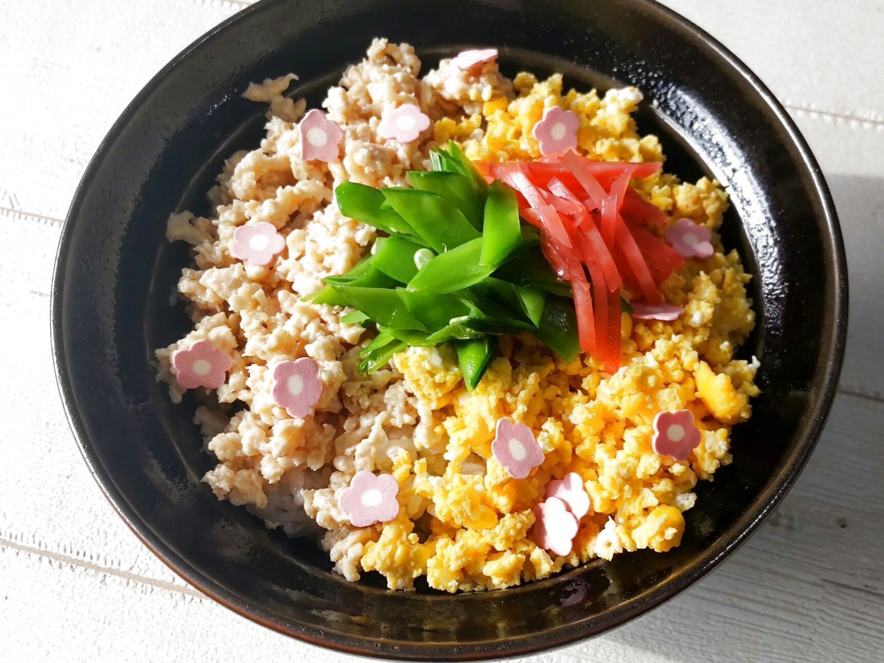 火を使わず時短で完成♪ 電子レンジで作る可愛い3色丼（紅生姜トッピング）