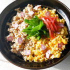 火を使わず時短で完成♪ 電子レンジで作る可愛い3色丼（紅生姜トッピング）