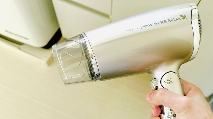 【ライフハック】ドライヤーの先端のカバー、つけたまま使ってない?見逃されがちな正しい使い方とは!