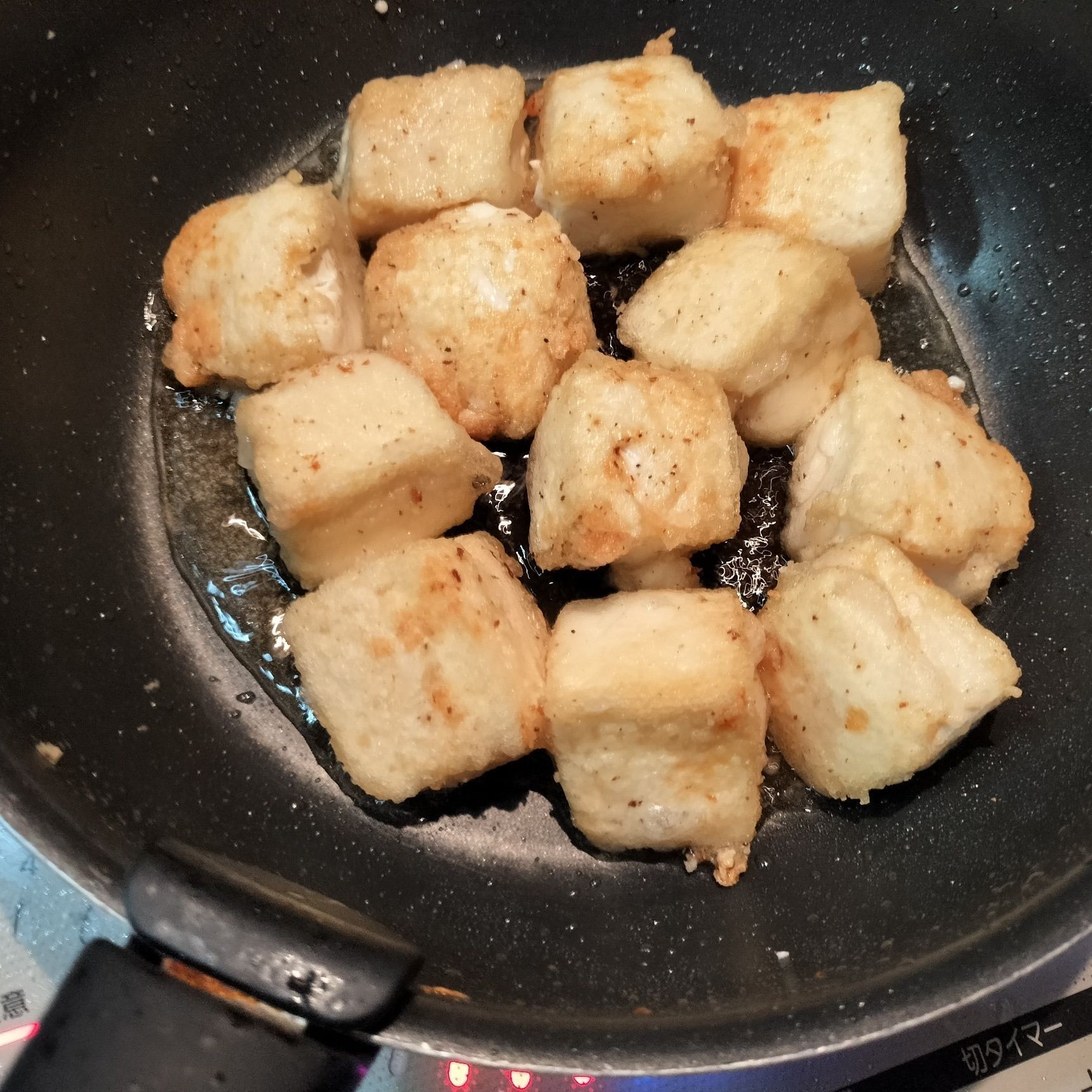 1、平らな器に豆腐をのせて、電子レンジで1分ほど加熱する→水分をしっかり拭き取る→4等分に切る→フライパンにサラダ油を入れて温める→切った豆腐に片栗粉をまぶして入れる→全面を軽く焼く→器に盛り付ける