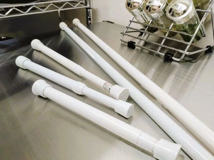 冷蔵庫に〈突っ張り棒〉を取りつけたら…?「めっちゃ便利じゃん」「まさかの場所(笑)」