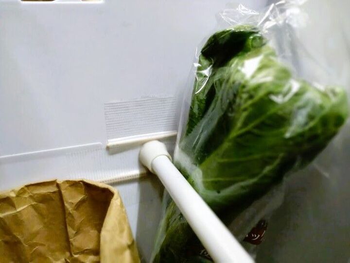 冷蔵庫に『突っ張り棒』を取りつけたら…?→使い勝手がめちゃくちゃ良くなった!