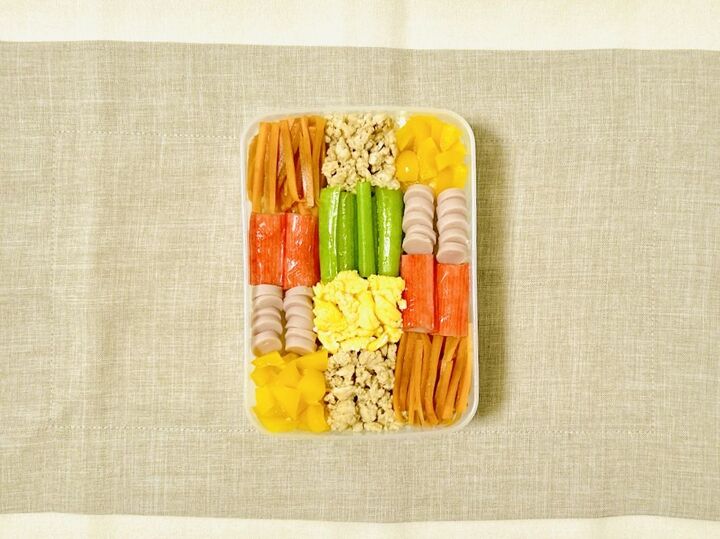 【お弁当の詰め方】不器用さんでも彩りアップ。おかず3種で「モザイク弁当」作ってみた!