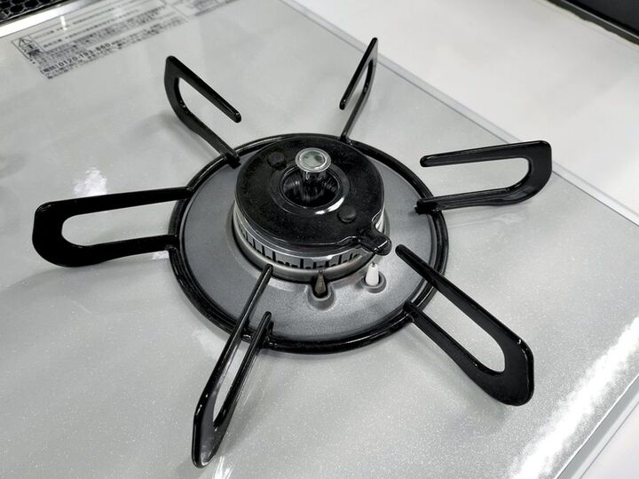 コンロの五徳のギトギト汚れ「洗剤なしで」ピカピカにする方法!焦げつにきくくする裏ワザも♪