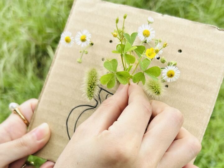 「段ボールの端っこ」で散歩が楽しい!海外で話題になった【小さなお花】の飾り方。