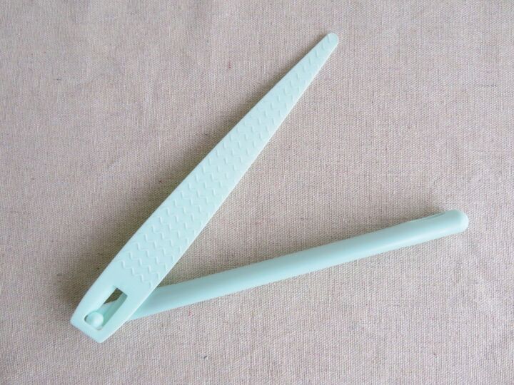 【ダイソー】「えっ、嘘でしょ!?」使用後に思わず絶句!驚愕の結果を出した細長い棒の正体とは?