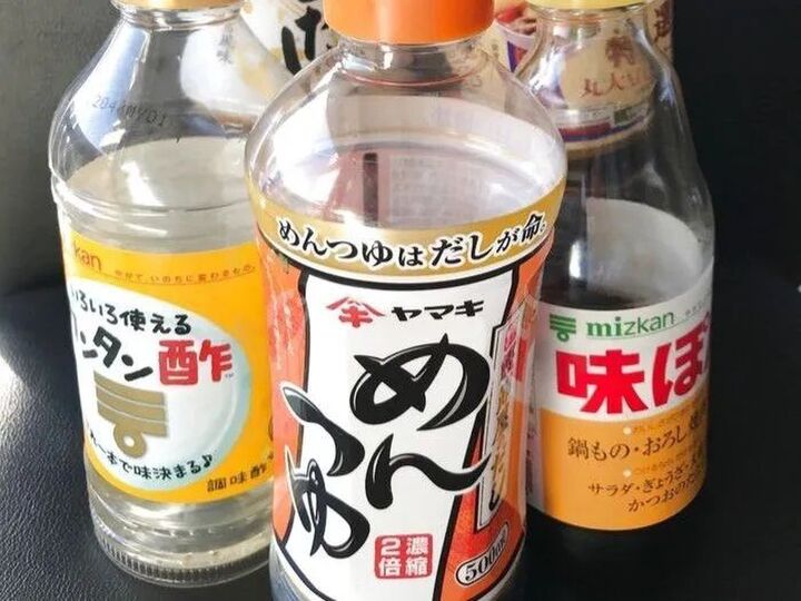 麺つゆやポン酢の容器、スッキリ収納する方法。「なるほどそうきたか(笑)」「取り出しやすいかも!」