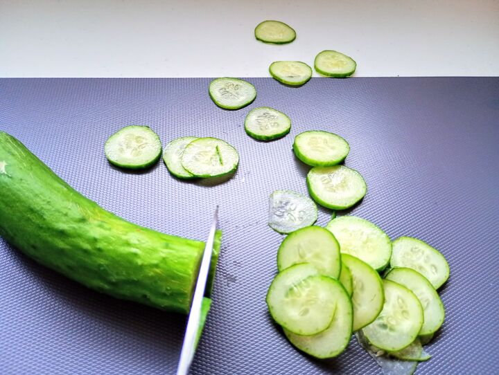 きゅうりよ、待って!コロコロ転がるのを防ぐ「コツ要らずのワザ」が秀逸♡