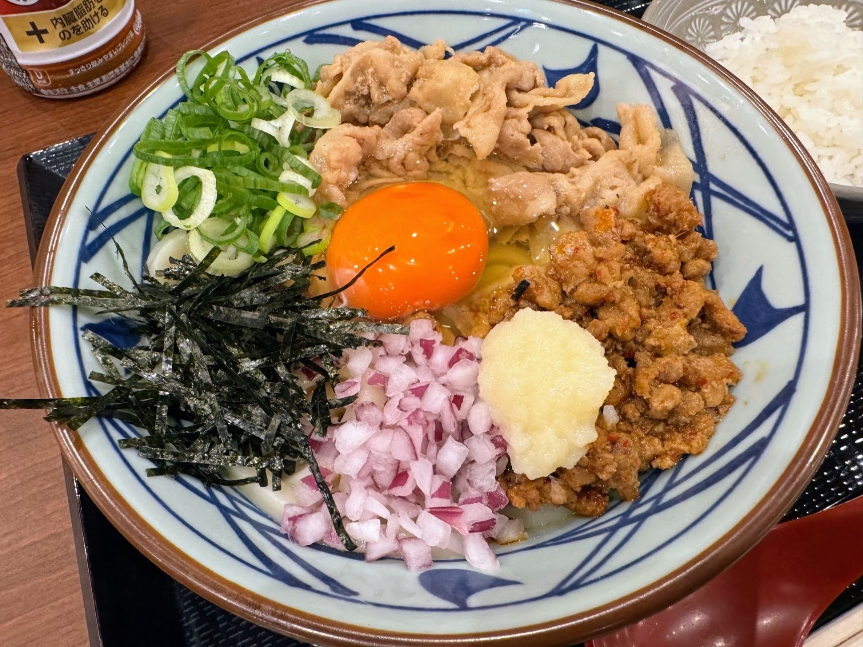 満足感たっぷり！人気商品をアップデートさせた『旨辛 肉盛りまぜ玉うどん』