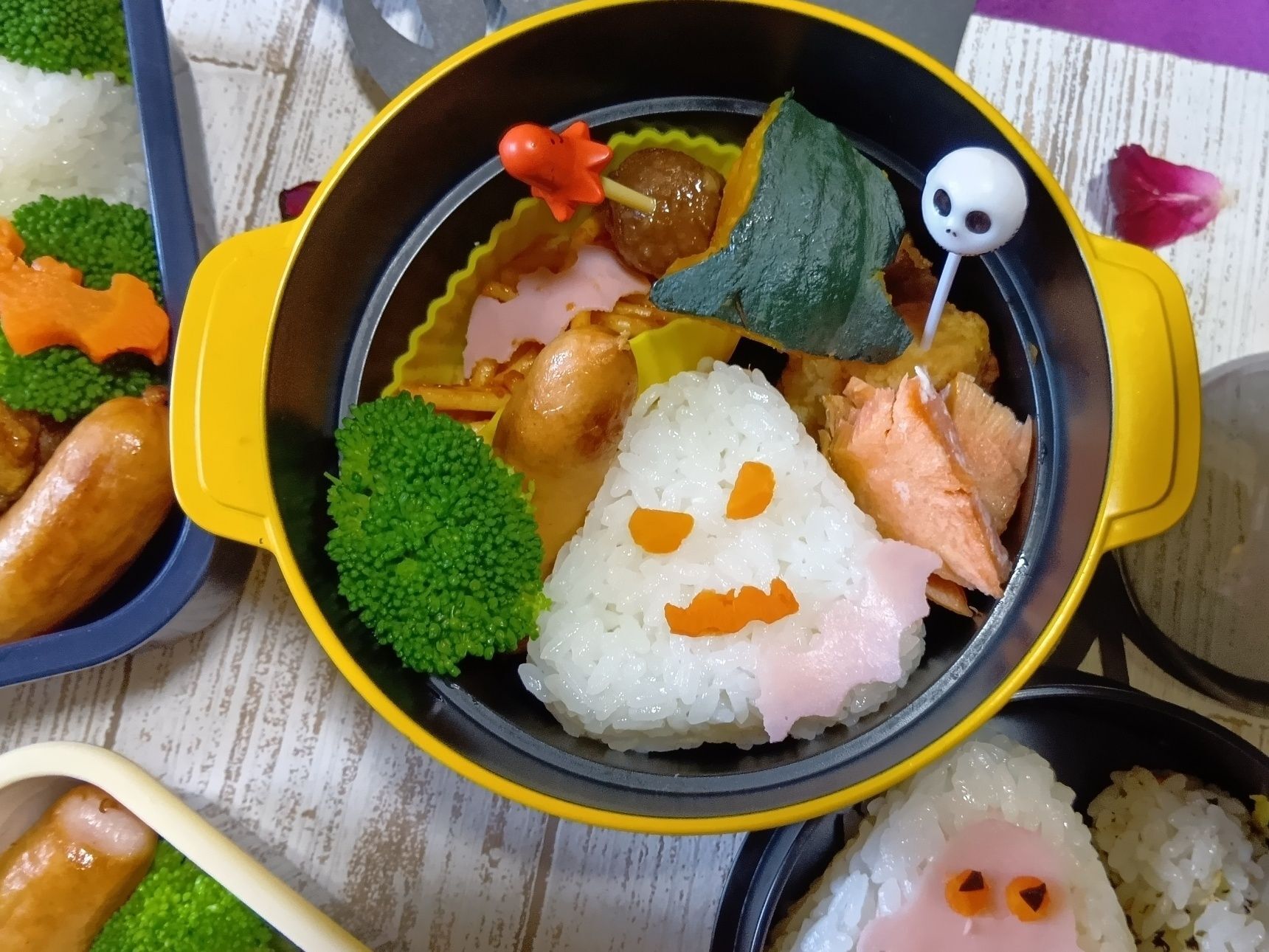 こちら、三角おにぎりのハロウィン弁当　パート2のお弁当箱です。