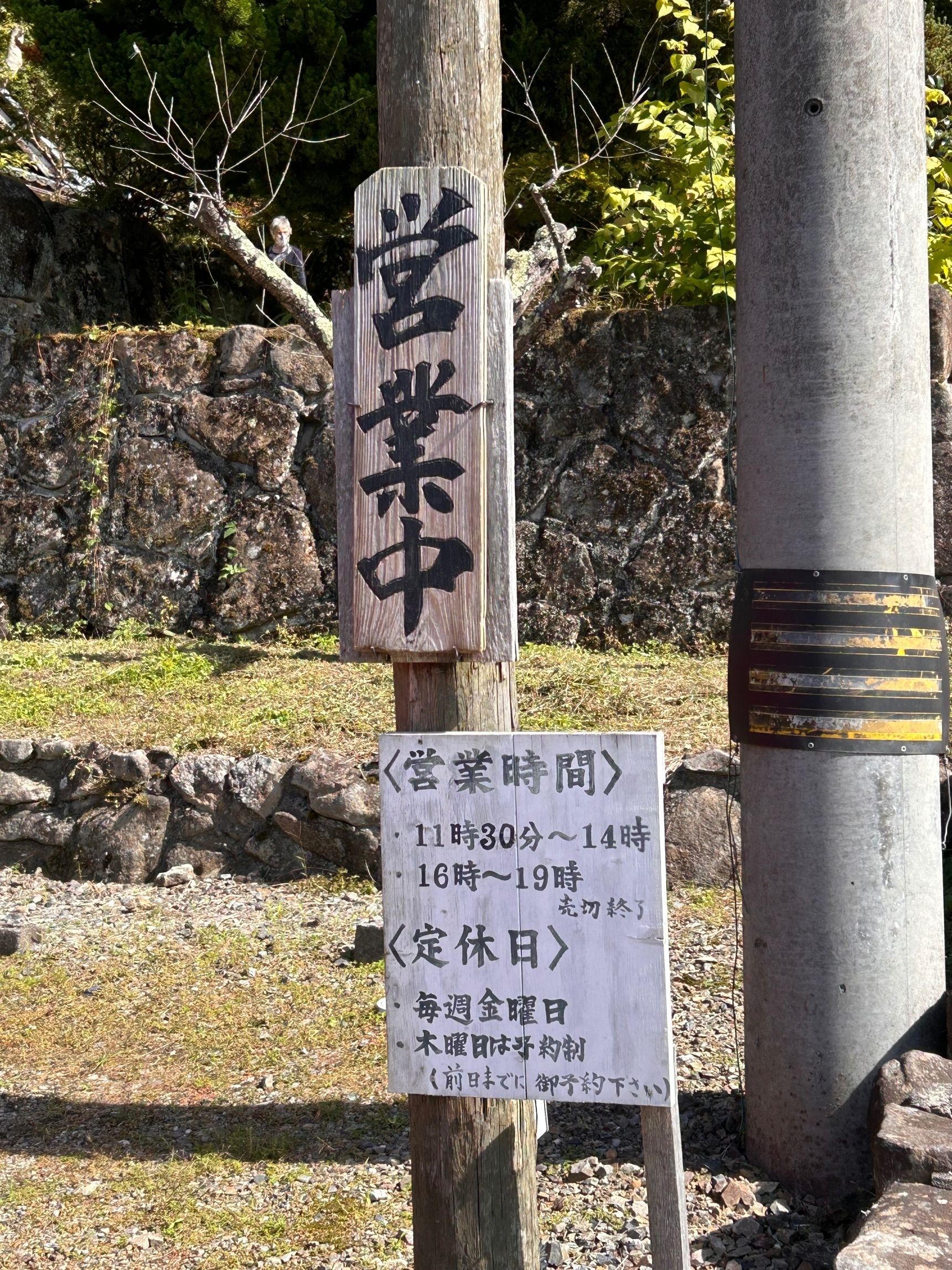 坂の途中に駐車場あります