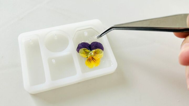 「押し花+レジン」が可愛すぎた!秋のお花を小さく楽しむ、素敵な飾り方