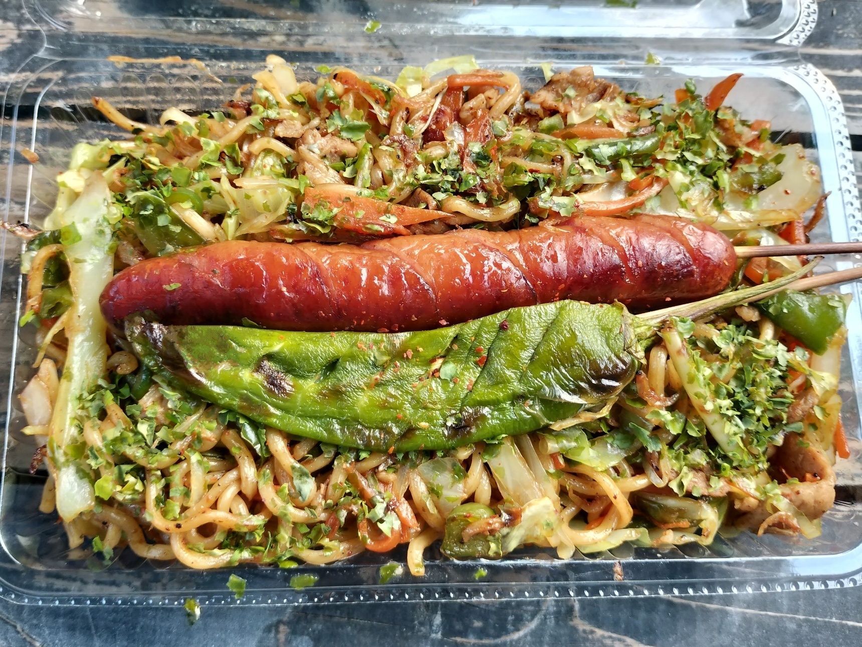 秋を楽しもう！芸術の秋（陶器の絵付け）！食欲の秋！焼き甘唐辛子の一味唐辛子がけ！美味しい焼きそば！