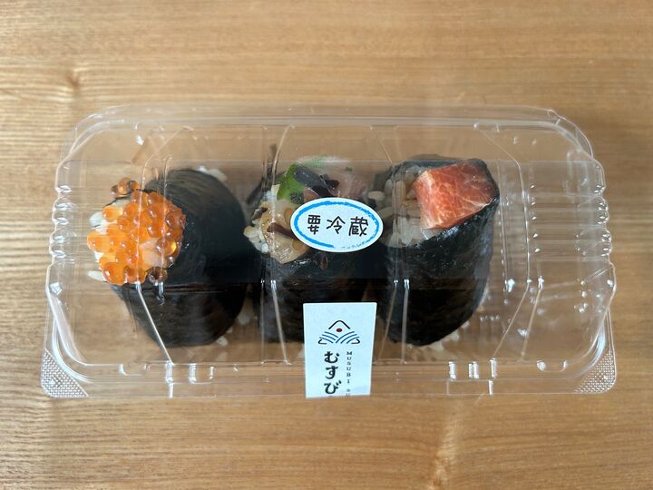 【東京・人形町】醤油も箸もいらない!?スシローの新業態『むすび寿司』で味わう、新感覚の寿司体験とは