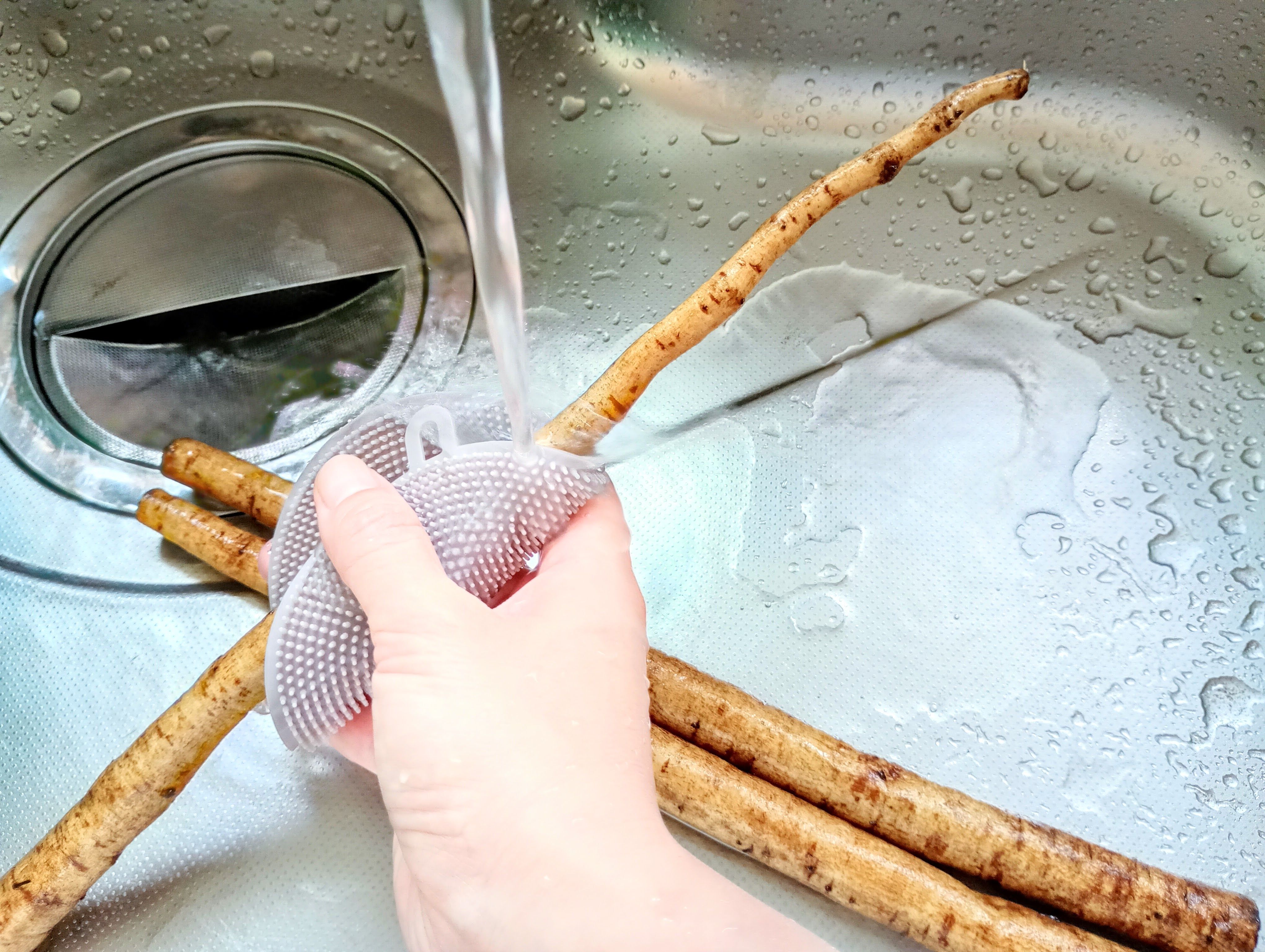 100均】食器だけじゃない！シリコンキッチンブラシの知って得する