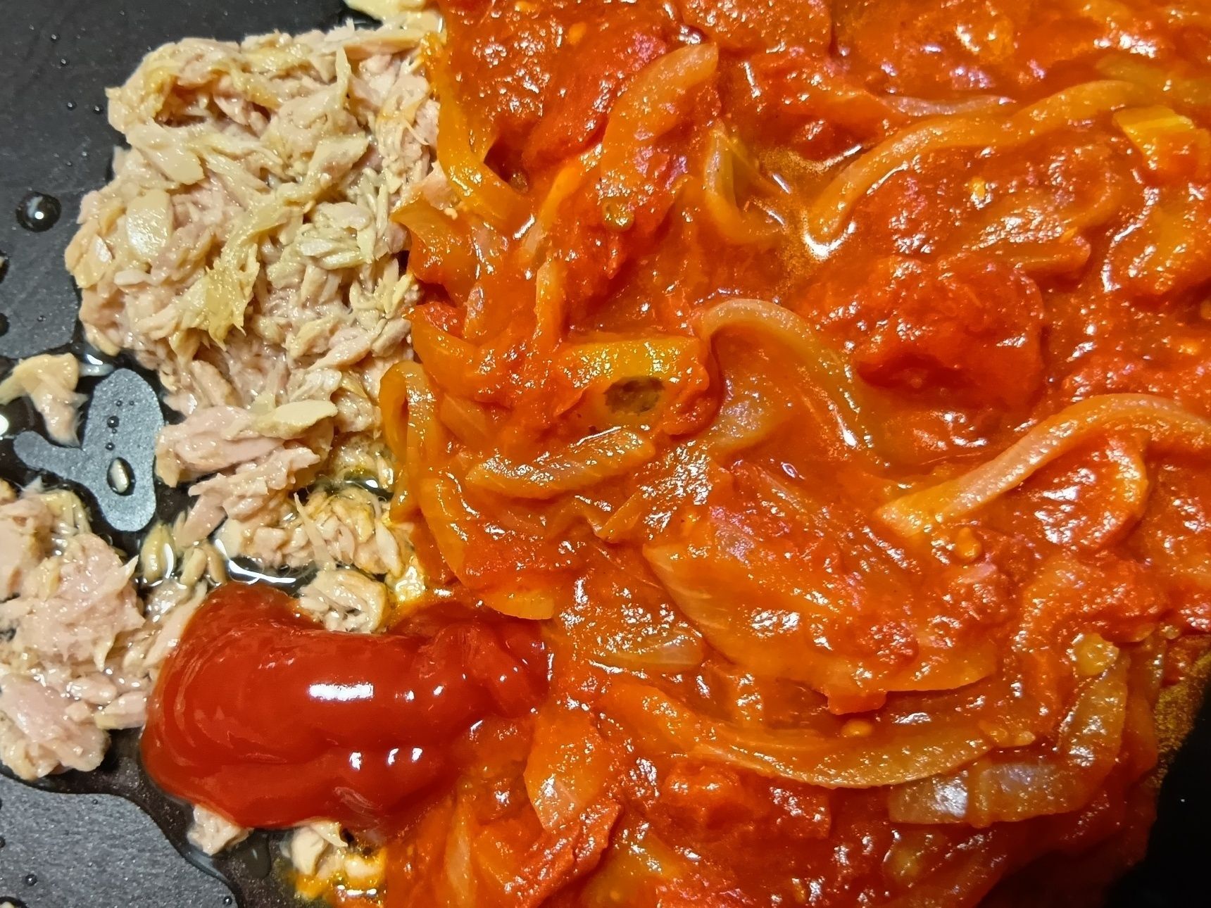 この作ったばかりのトマトソースで休日のランチによくトマトソースで作るスパゲッティを作ります。