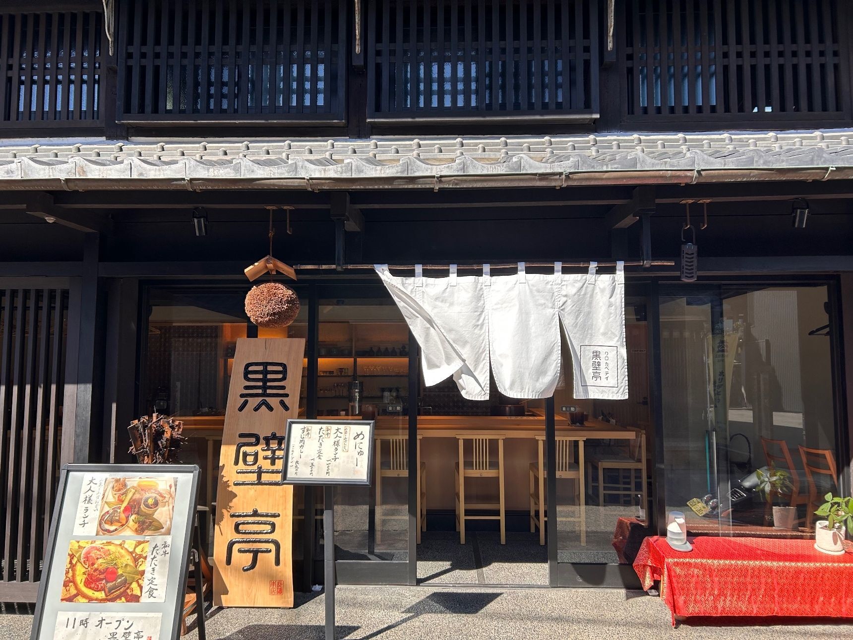 お店の看板は大きくてわかりやすい