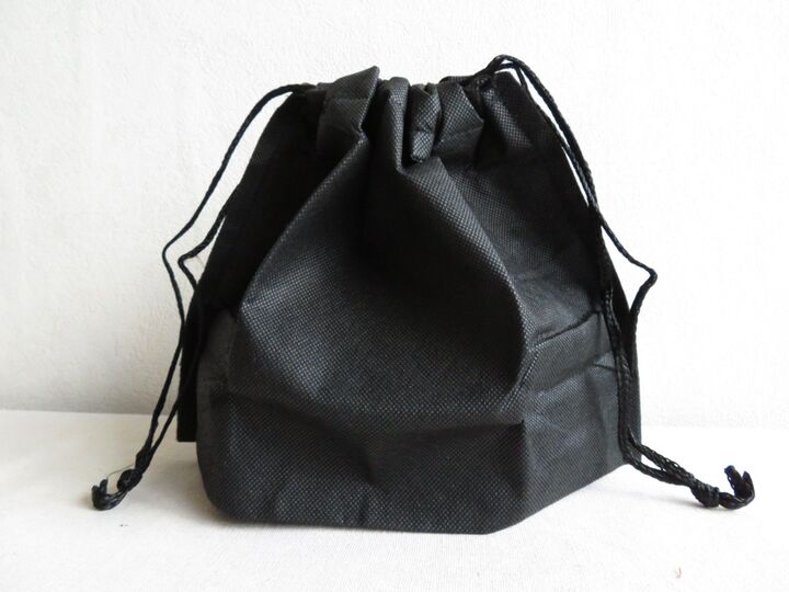 【セリア】ラッピングバッグじゃないよ!「やっちゃった」を防ぐ黒い巾着バッグって?