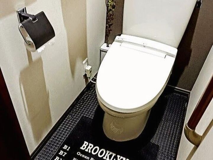 【100均DIY】トイレの床をたった440円でイメチェン!寒さ対策にもおすすめですよ