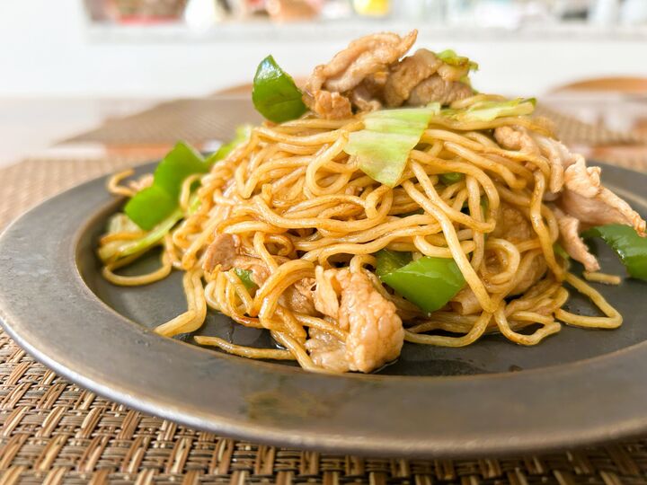 焼きそばはもう、ほぐしません!TV番組『ぽかぽか』で話題の裏ワザなら、いつもの具材で劇的においしく!