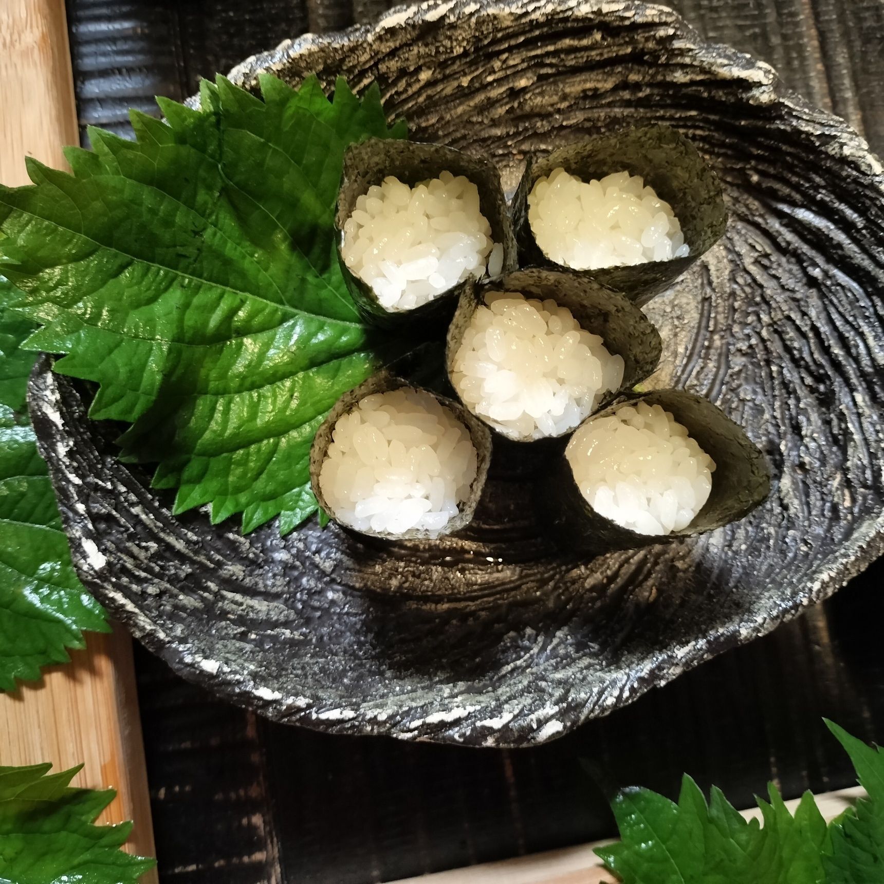 2、握った酢飯の厚みの2倍程の長さの焼き海苔を巻く