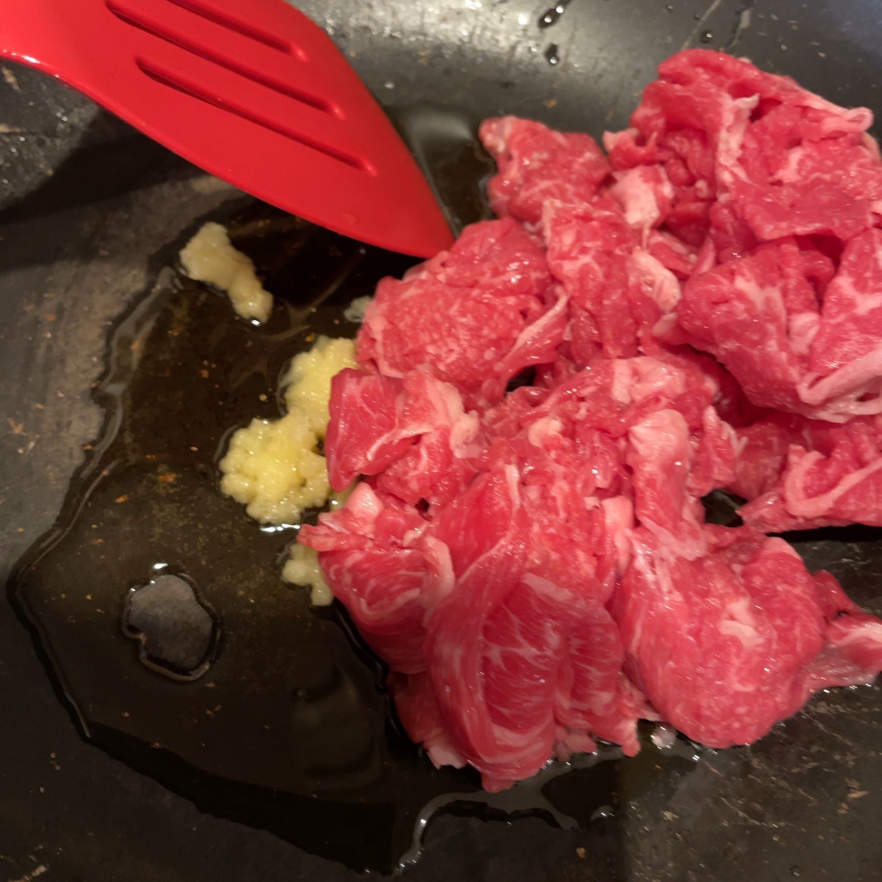 牛肉を炒めます