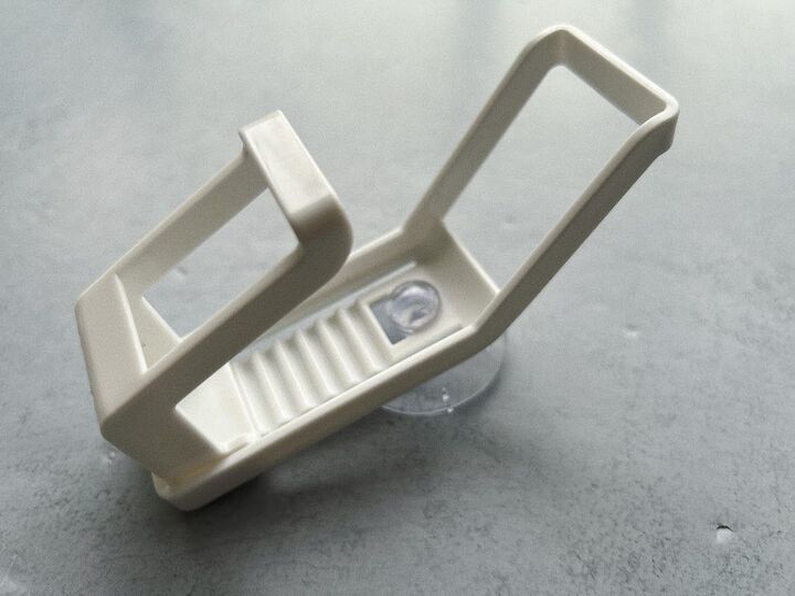 【セリア】「なんでも」「どこでも」使える!変な形が大活躍の鍵!このアイテムな~んだ?