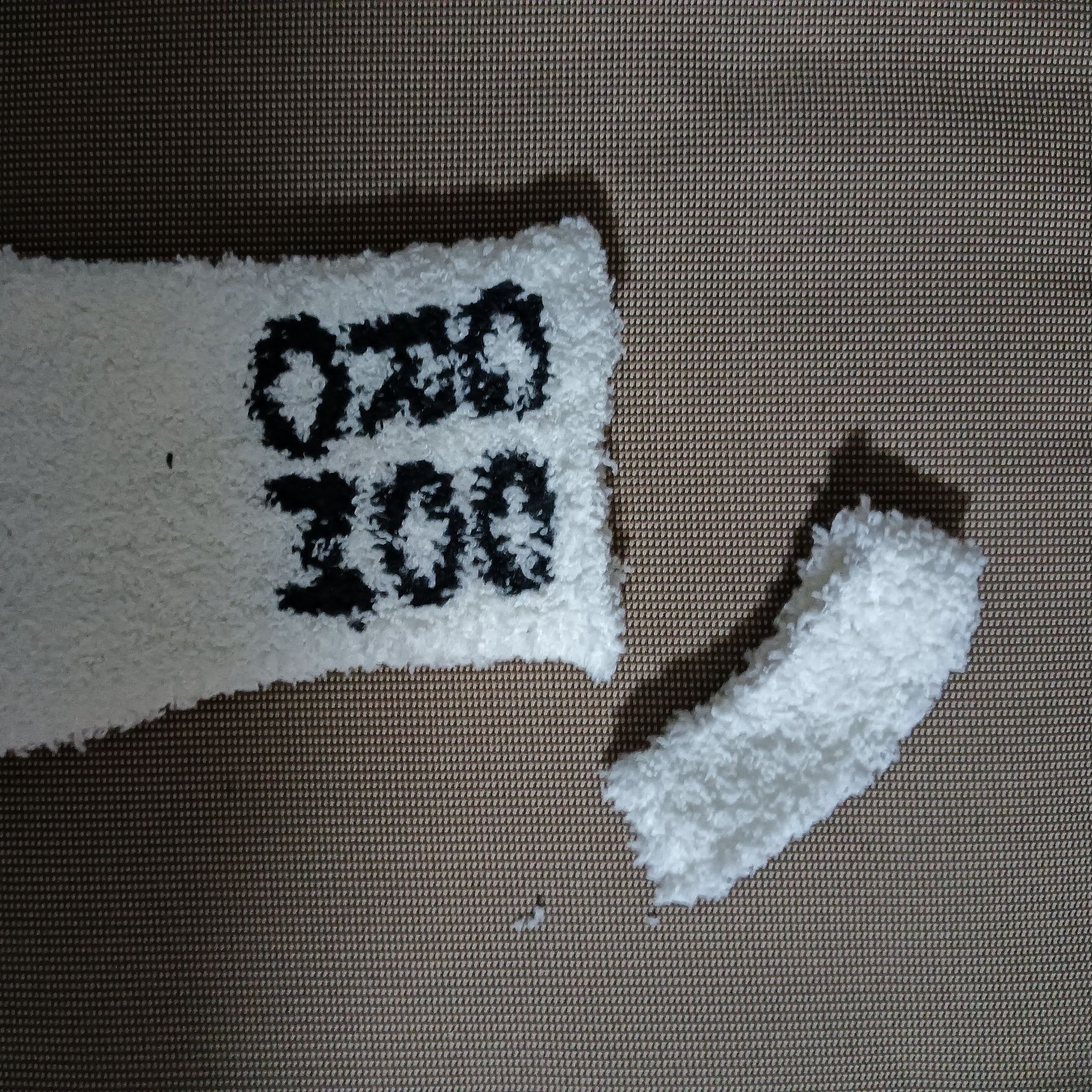 靴下の履き口から腕に使う分を切っておきます。