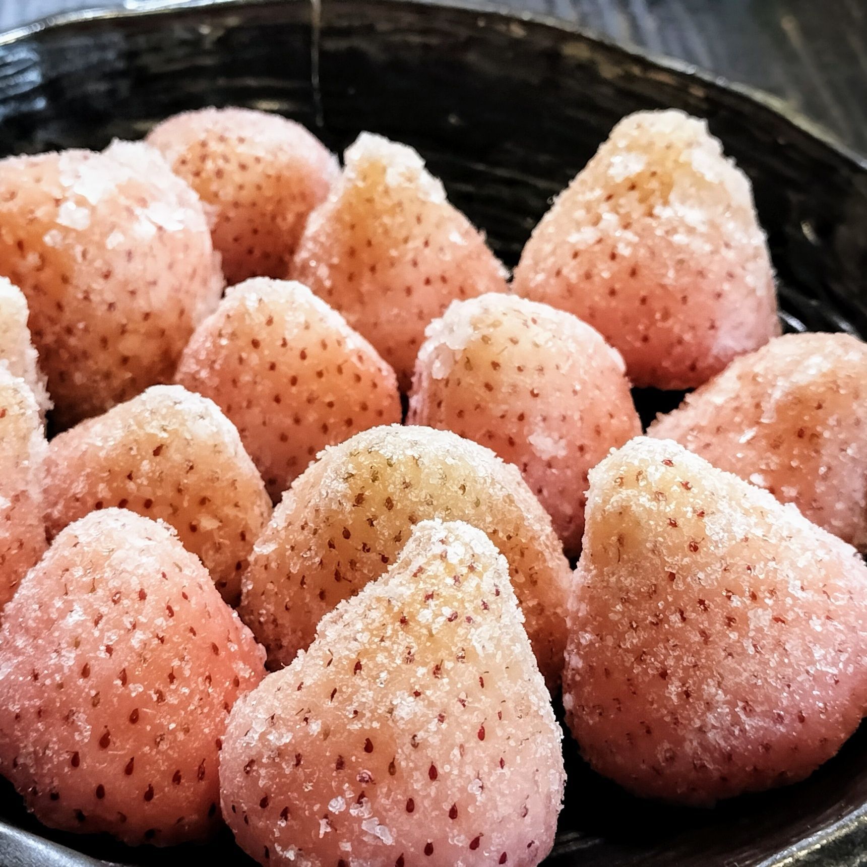 1、お鍋に、（解凍せずに）白いちごを入れて、弱火〜中火にかける→冷凍いちごが溶けて柔らかくなるまで、アクを取りながら煮る→材料★（グラニュー糖）を加えて混ぜる→汁気がなくなるまで煮詰める→粗熱をとる