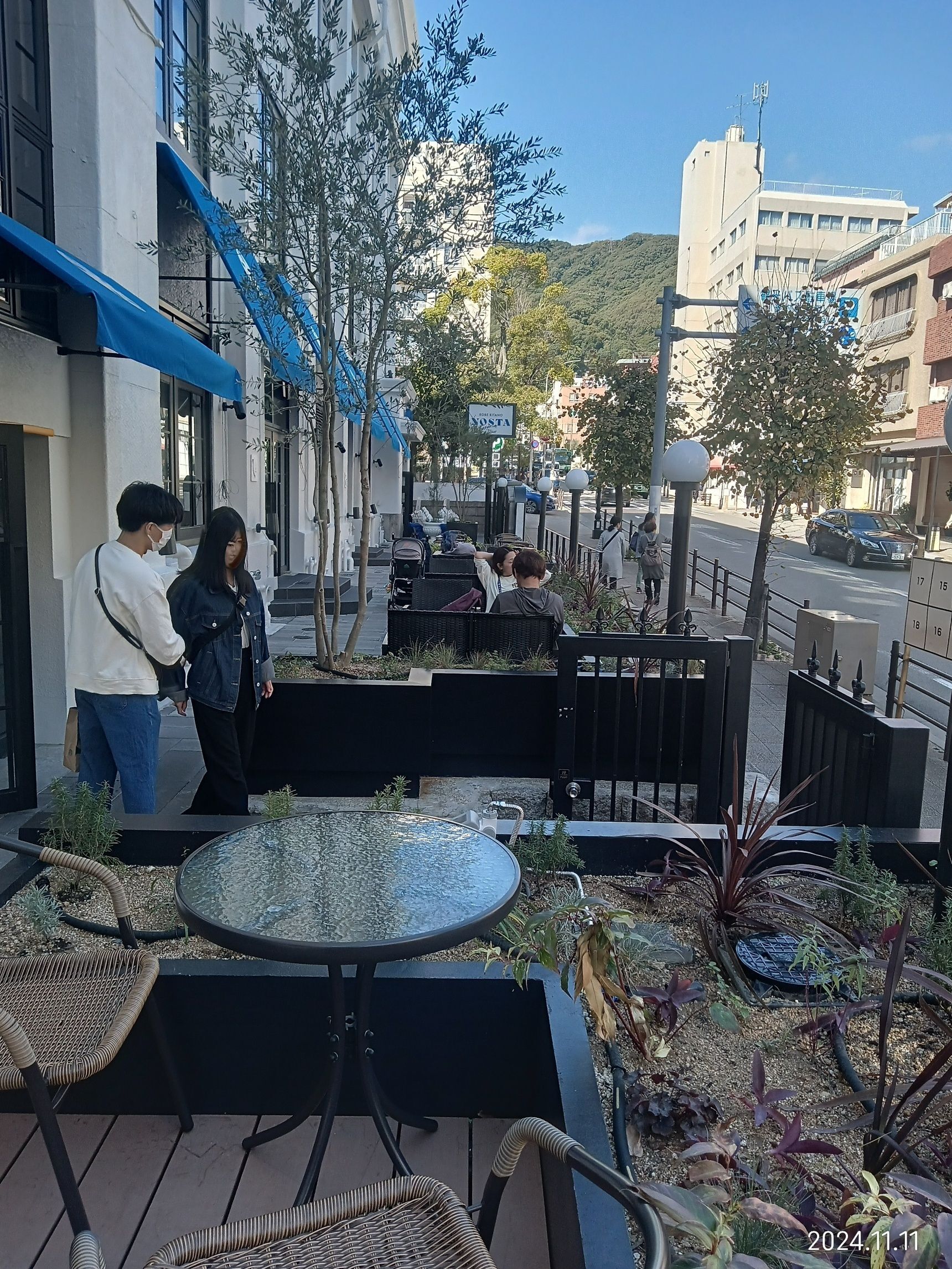 六甲山を望むテラス席
