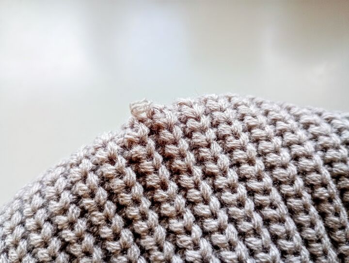 魔法みたい!ニットの「残念ほつれ」はおうちで手軽に直せます。初心者でも裁縫が苦手でも超カンタン♪