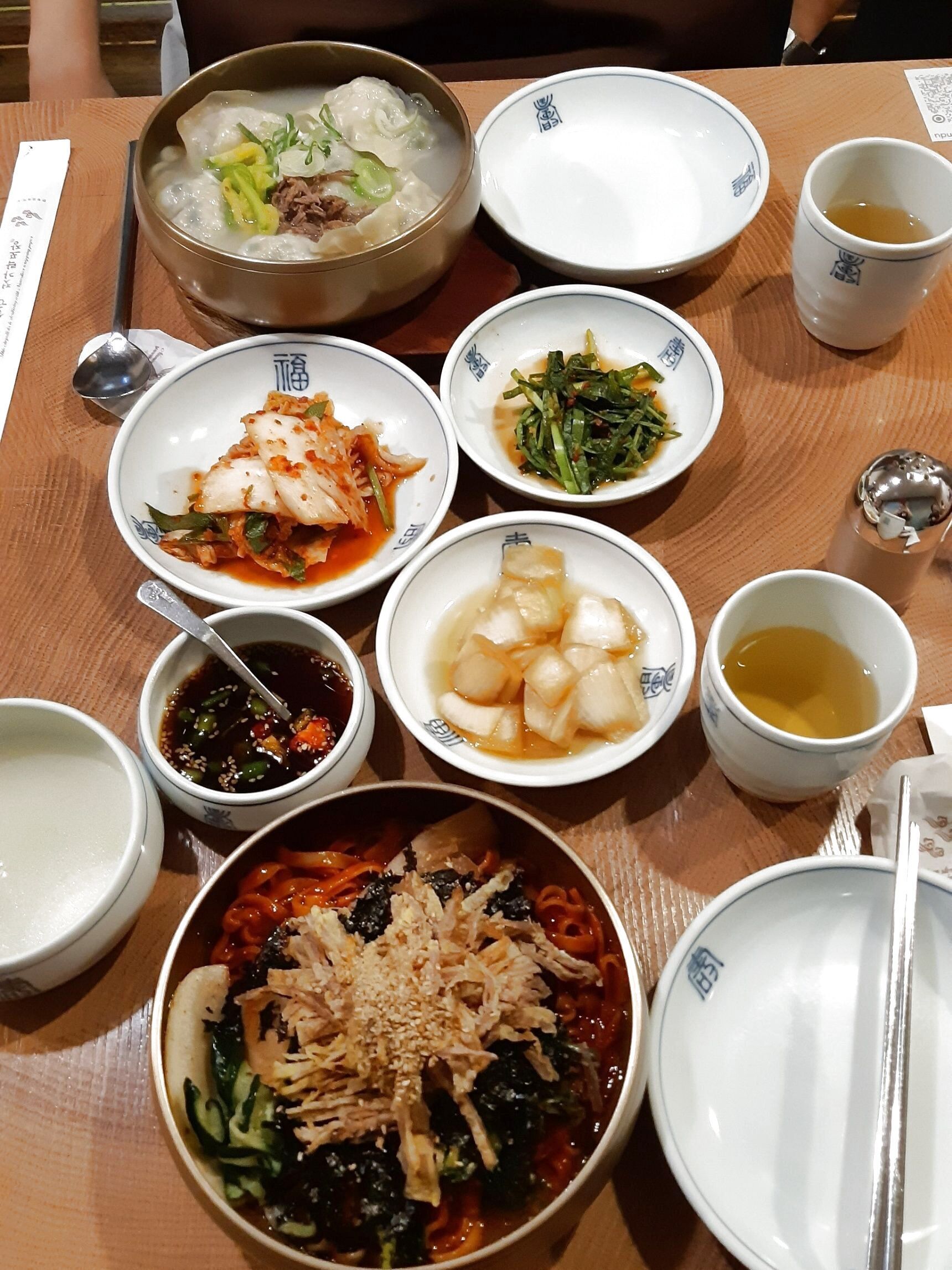 ビビン麺（비빔국수）と手作り餃子スープ（손만두국）もオススメ