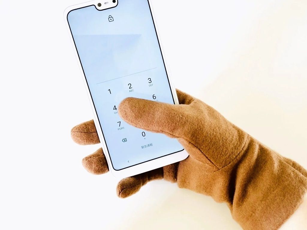 普通の手袋→スマホ対応手袋に「グレードアップ」する裏ワザ。おうちで簡単にできちゃいますよ♡
