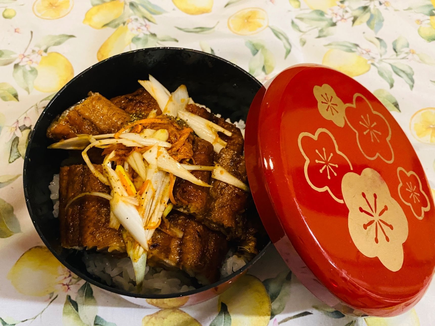 特製たれで食べる「韓国風鰻丼」