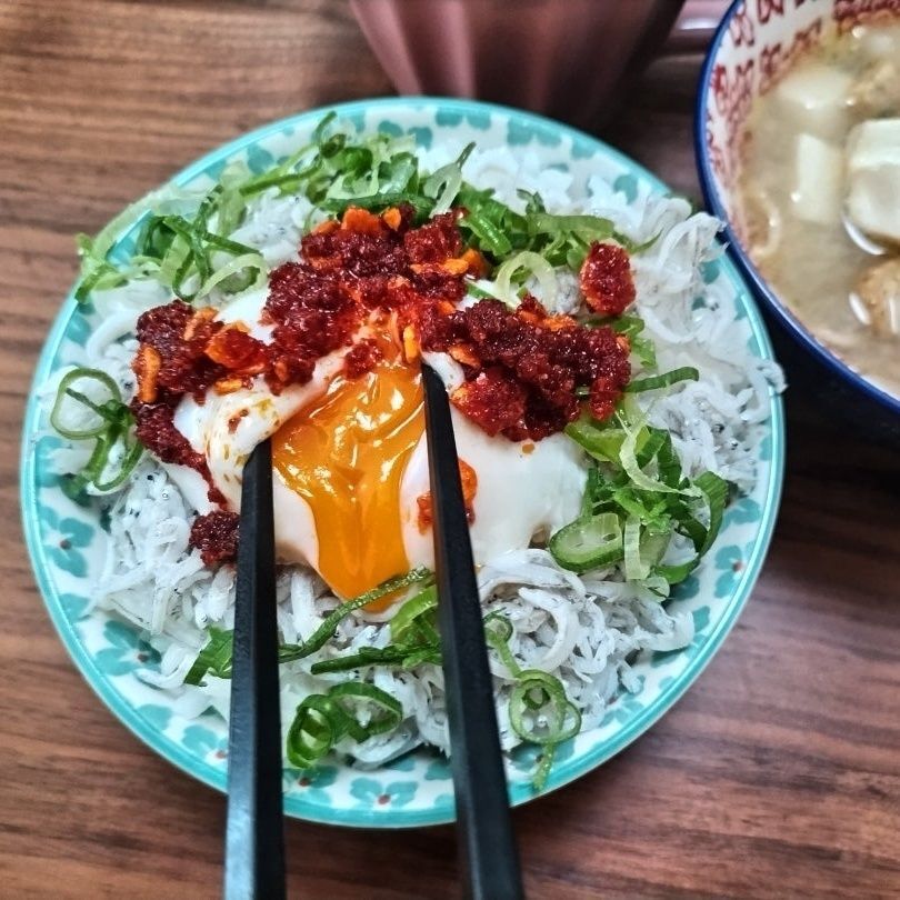 温玉・ネギ・食べるラー油をかけて、いただきます。