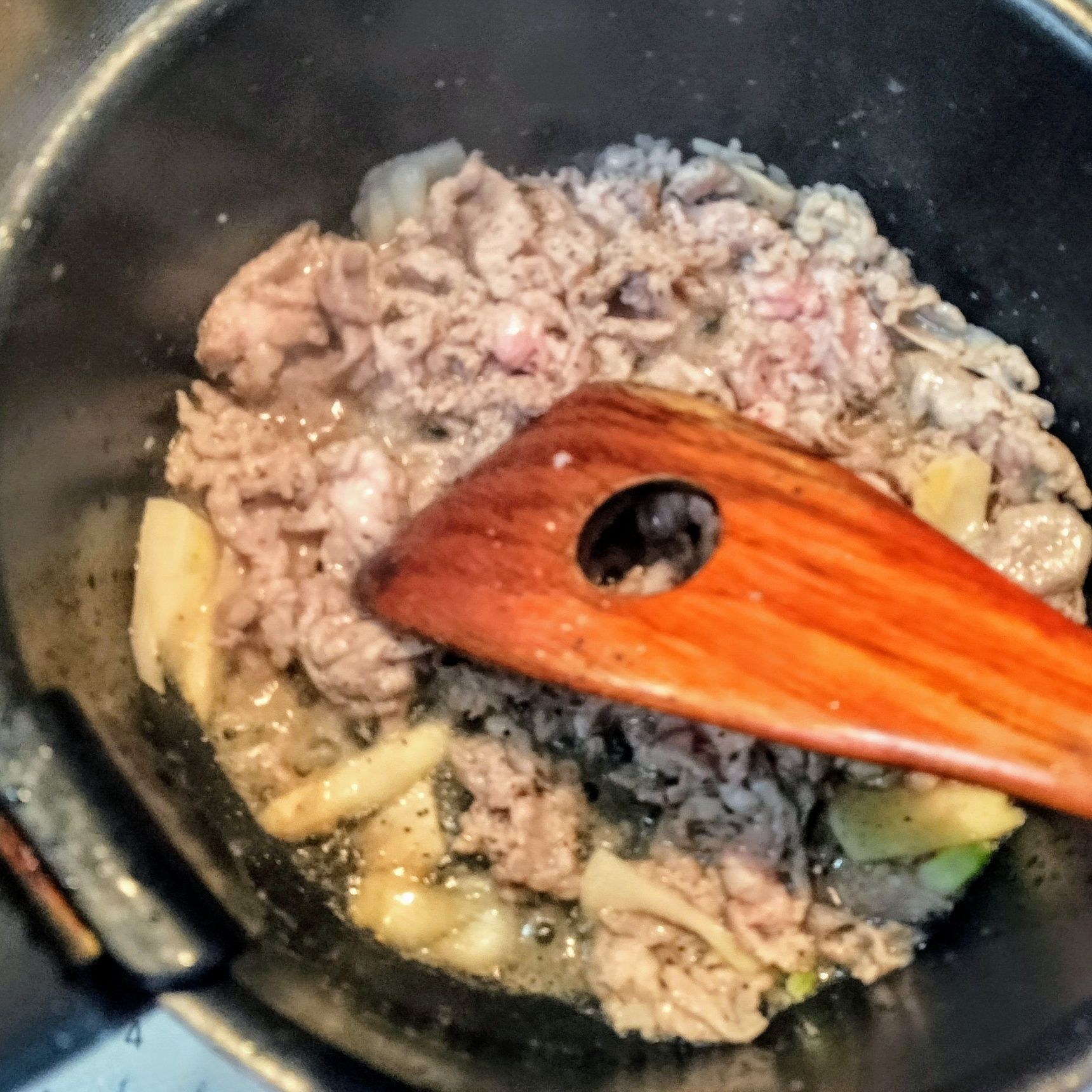 2、お鍋に、サラダ油とニンニクを入れて熱し、手順1の豚こま肉を炒める→材料▲を入れて炒める