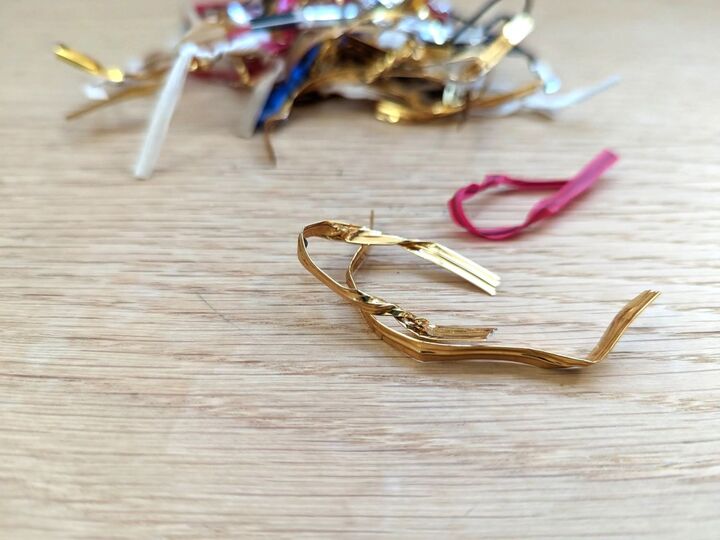 針金をビニールで包んだヤツ、捨てちゃダメ!たった10秒で便利でかわいい家事グッズに変身♡