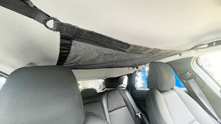 100均『車用天井収納ネット』が便利すぎる!収納スペースがアップする買って大正解なアイテムとは