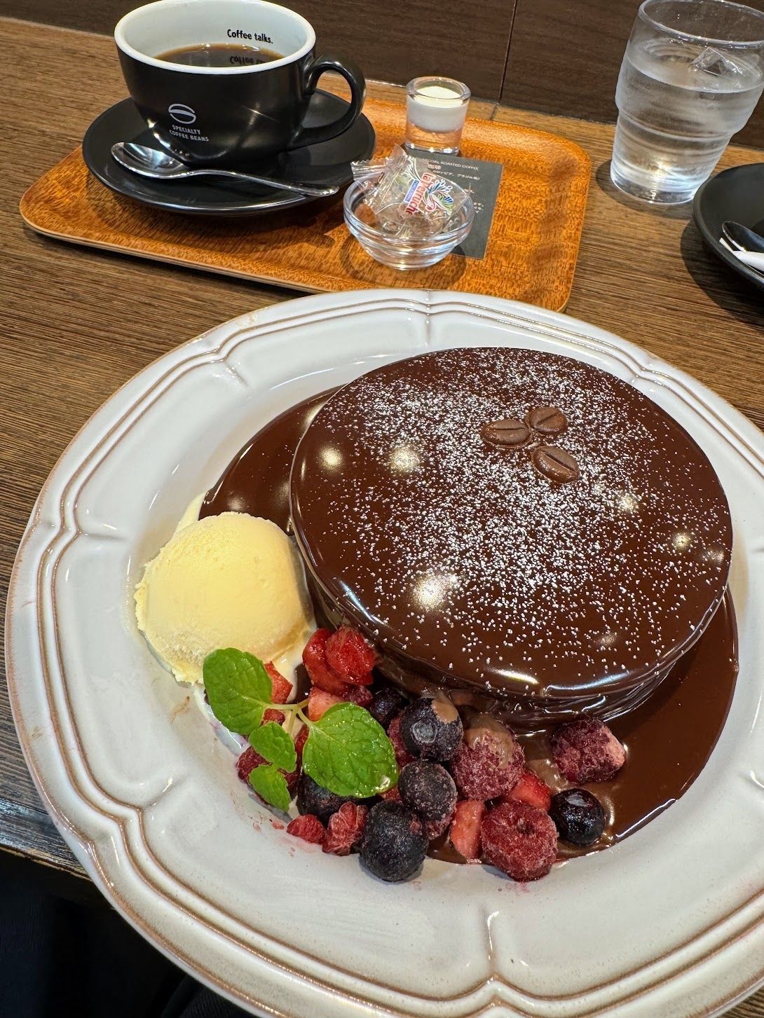 人気のホットケーキにこれでもか！とかけられたチョコソースが圧巻！