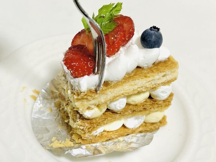 【ケーキのきれいな食べ方】フォークで崩さずに食べるためには。上品に見える食べ方をマスター!
