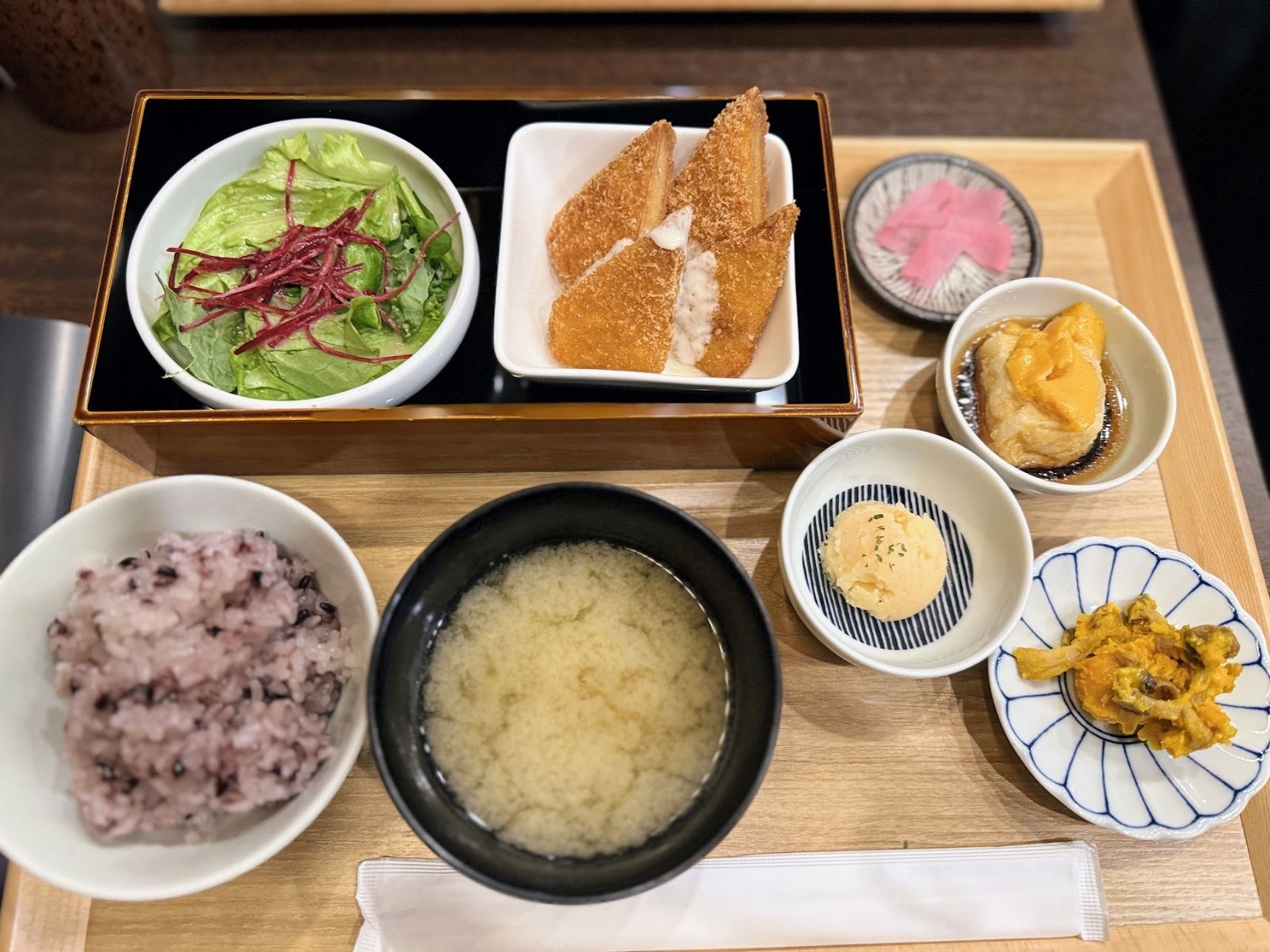 精進料理とは思えない和定食「おからこんにゃくカツ御膳 ビーガンタルタル」