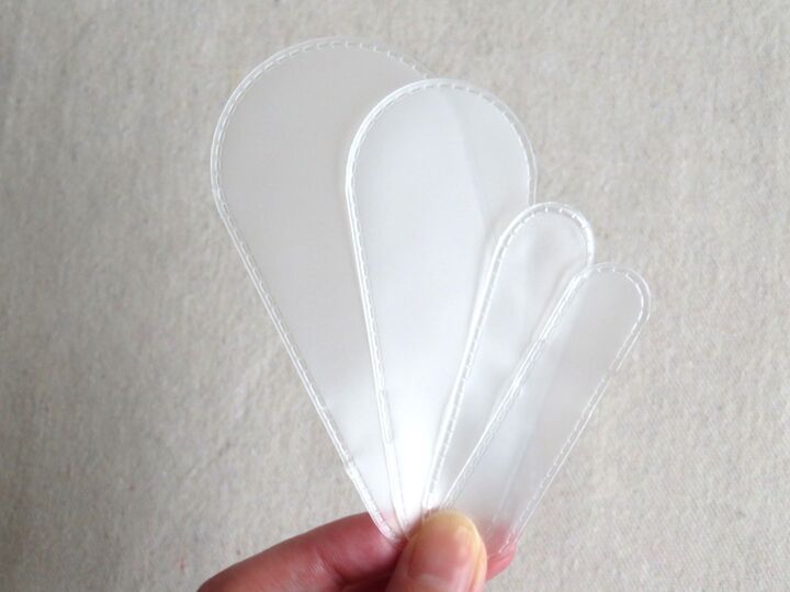 【ダイソー】旅行や外出時にもう手放せない!持ち歩きに活躍するビニールのカバーの正体とは?